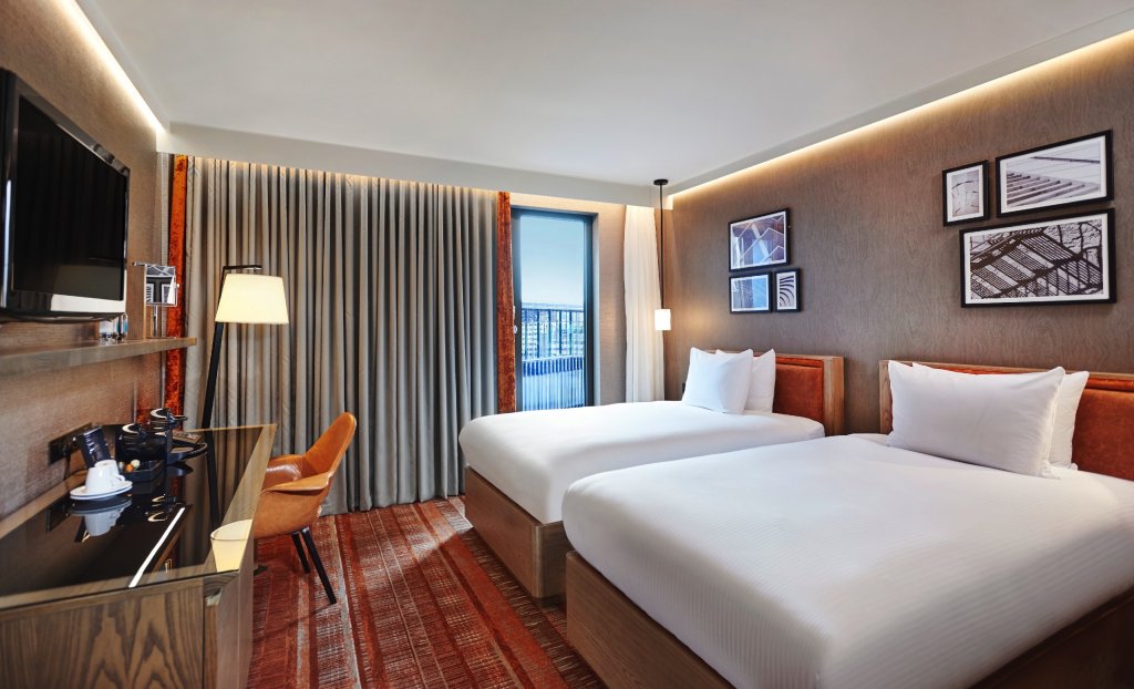 Hilton Towerbridge London - Baulmann Leuchten - Hilton_LondonTowerBridge_TwinDeluxePlus_Guest_Room_HR