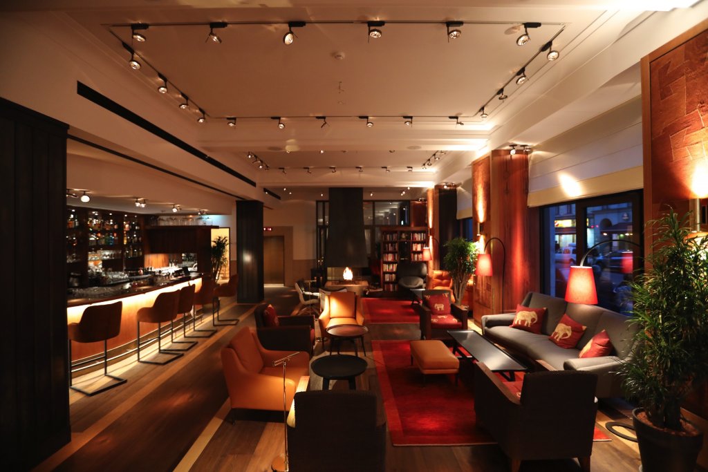 Orania Berlin - Baulmann Leuchten - Orania.Berlin_Bar_abends