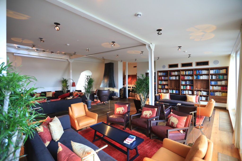 Orania Berlin - Baulmann Leuchten - Orania.Salon bei Tag