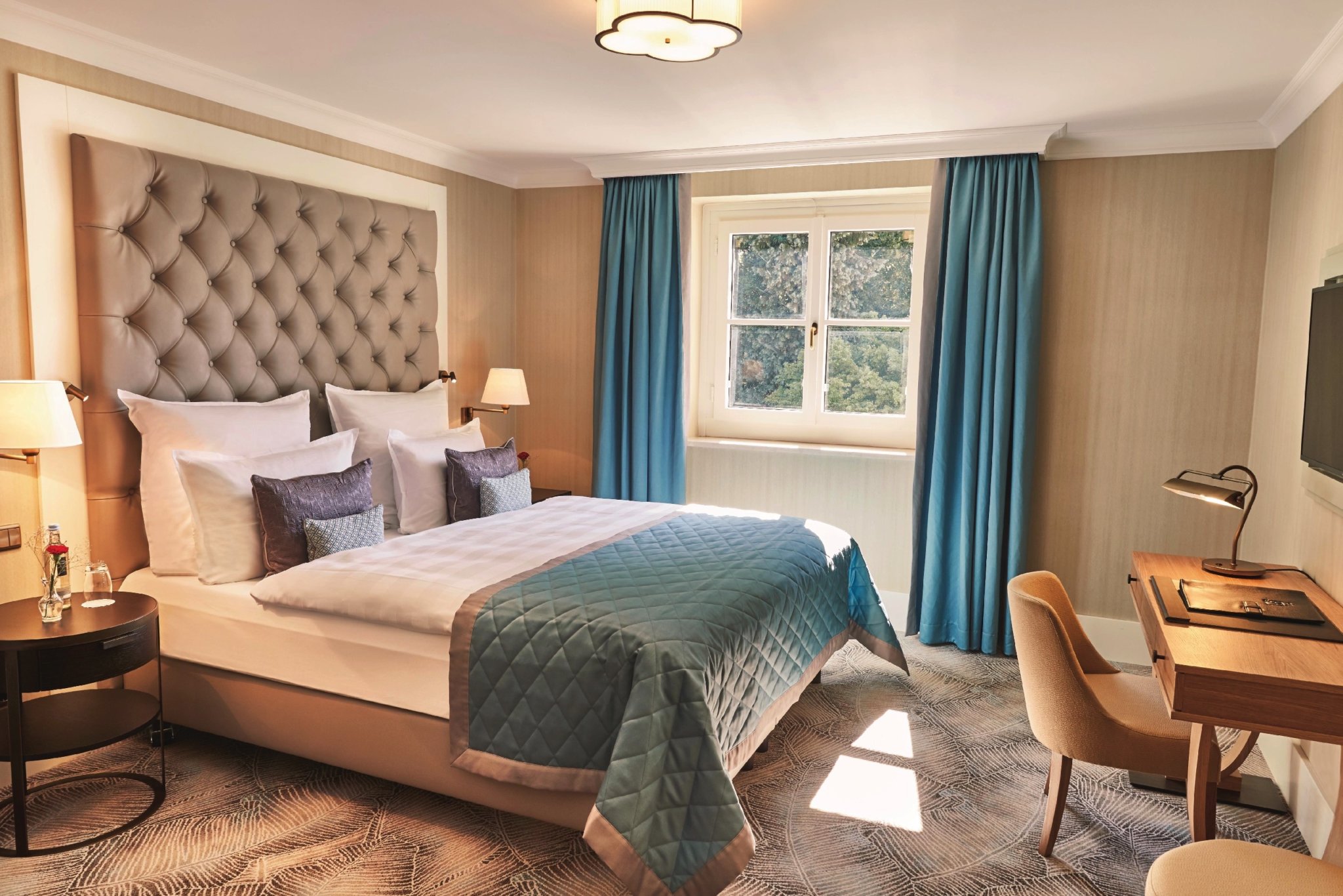 Steigenberger Grandhotel Petersberg - Baulmann Leuchten - rooms_Suite_bedroom_405_2