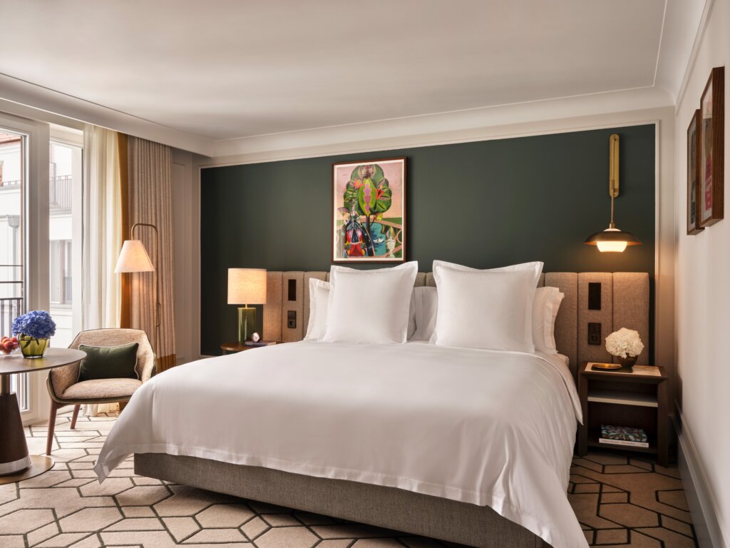 Rosewood Munich_Deluxe Room_420_Bedroom_Davide Lovatti_08