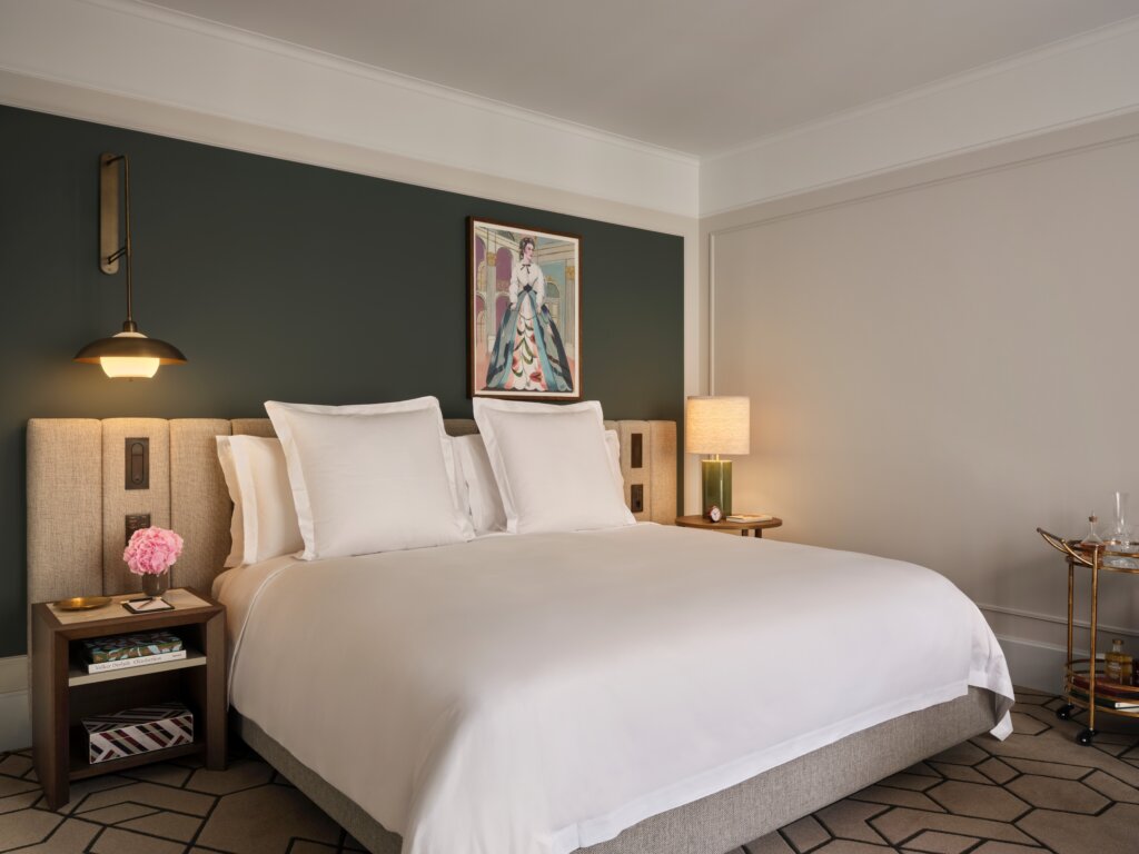 Rosewood Munich_Grand Premier Room_411_Bedroom_Davide Lovatti_04