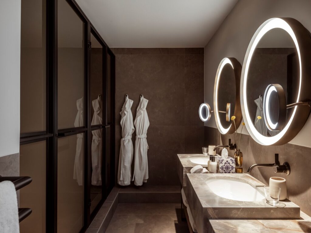 Small-RWAMS_Facilities_Rooms_CanalViewPremierRoom_508_Bathroom_1